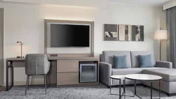 أغطية فراش متميزة وخزنة داخل الغرفة ومكتب ومساحة عمل للكمبيوتر المحمول