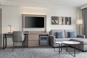 Premium bedding, in-room safe, desk, laptop workspace - Renaissance Framingham Hotel & Conference Center (Framingham)