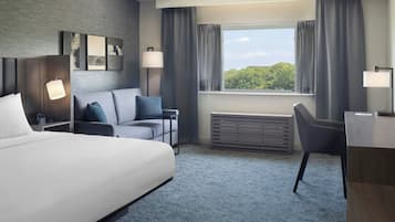 Traditional Room, 1 King Bed with Sofa bed | Premium bedding, in-room safe, desk, laptop workspace