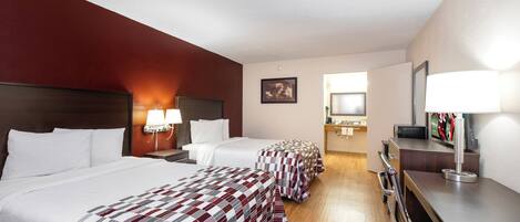Escritorio, cortinas blackout y tabla de planchar con plancha