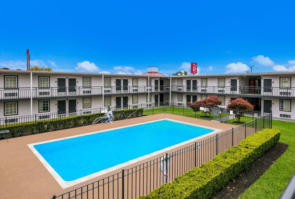 Una piscina al aire libre de temporada (de 09:00 a 20:00), sombrillas