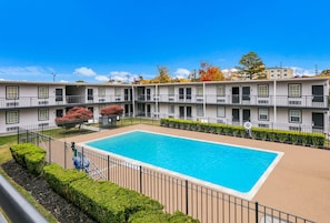 Seasonal outdoor pool, open 9:00 AM to 8:00 PM, pool umbrellas - Red Roof Inn Knoxville North - Merchants Drive (Knoxville)