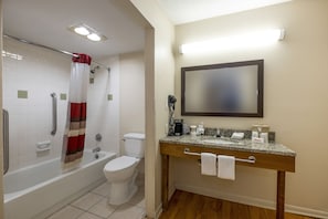 Habitación superior, 2 camas matrimoniales, con acceso para personas discapacitadas | Baño | Secadora de cabello, toallas, jabón, shampoo