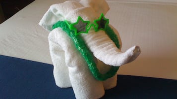 Un morbido peluche a forma di elefante su un letto.