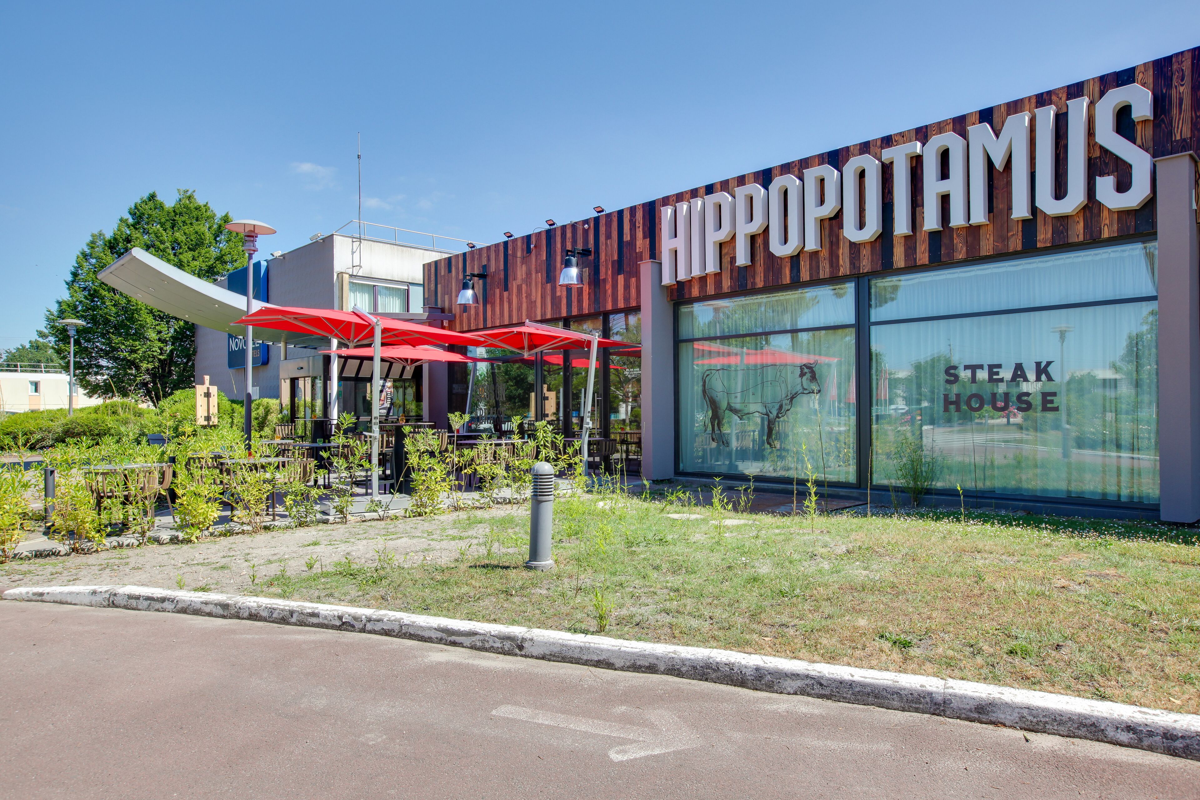 Petit déjeuner, déjeuner et dîner servis sur place, vue sur la piscine