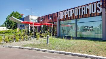 Serveert ontbijt, lunch, diner, uitzicht op het zwembad