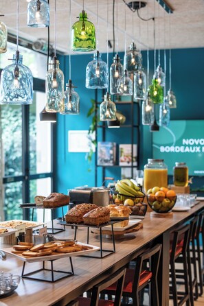 Daily cooked-to-order breakfast (EUR 17 per person)