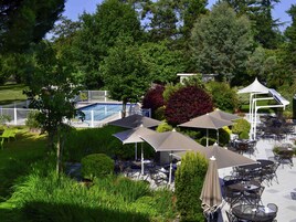 供应早餐、午餐和晚餐，泳池景观