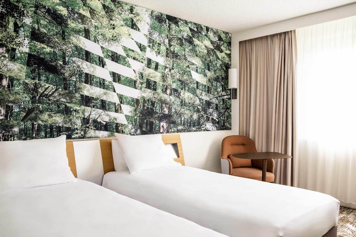 Klassieke kamer, 2 eenpersoonsbedden | Luxe beddengoed, een kluis op de kamer, een bureau, een laptopwerkplek