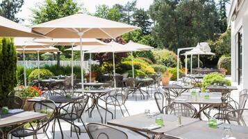 Daily cooked-to-order breakfast (EUR 19 per person)