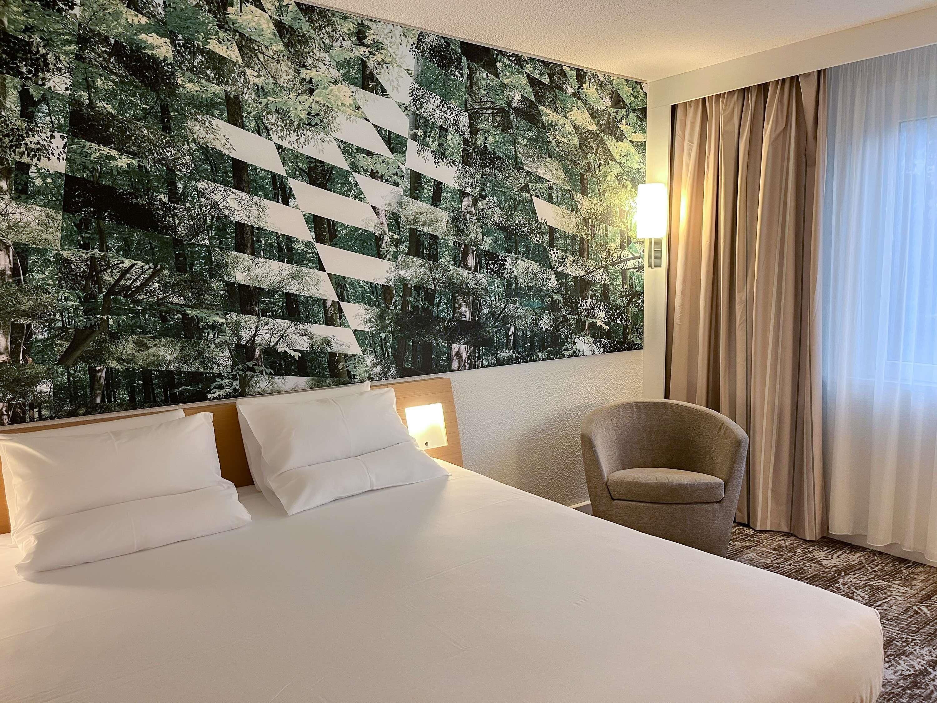 Premium bedding, in-room safe, desk, laptop workspace