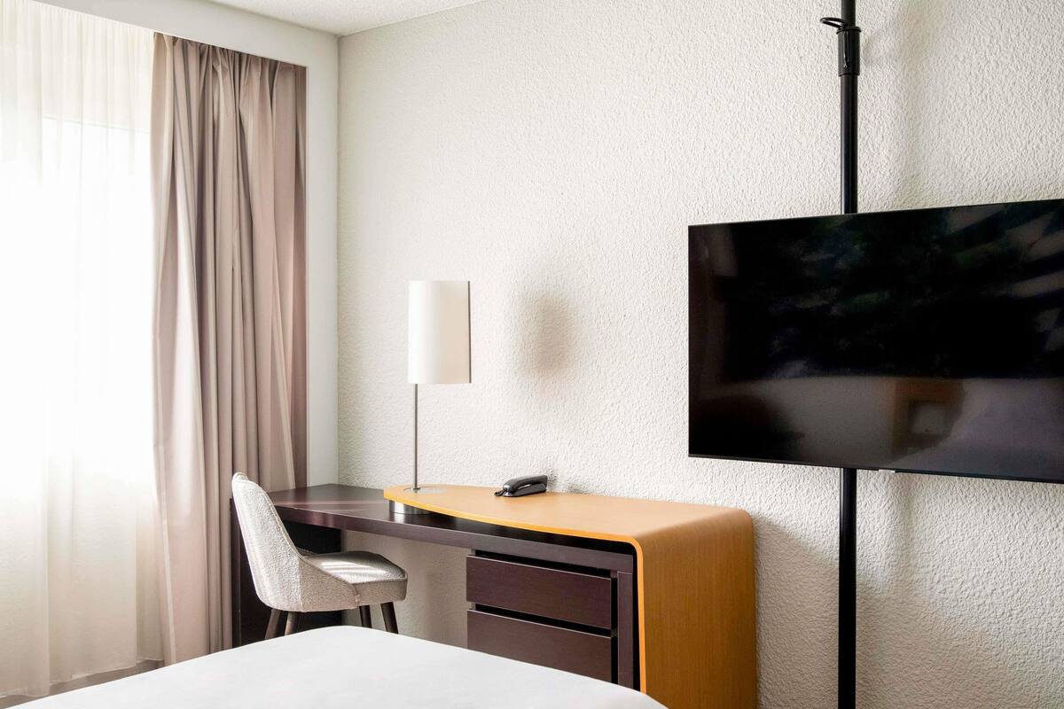 Premium-sengetøj, pengeskab på værelset, skrivebord
