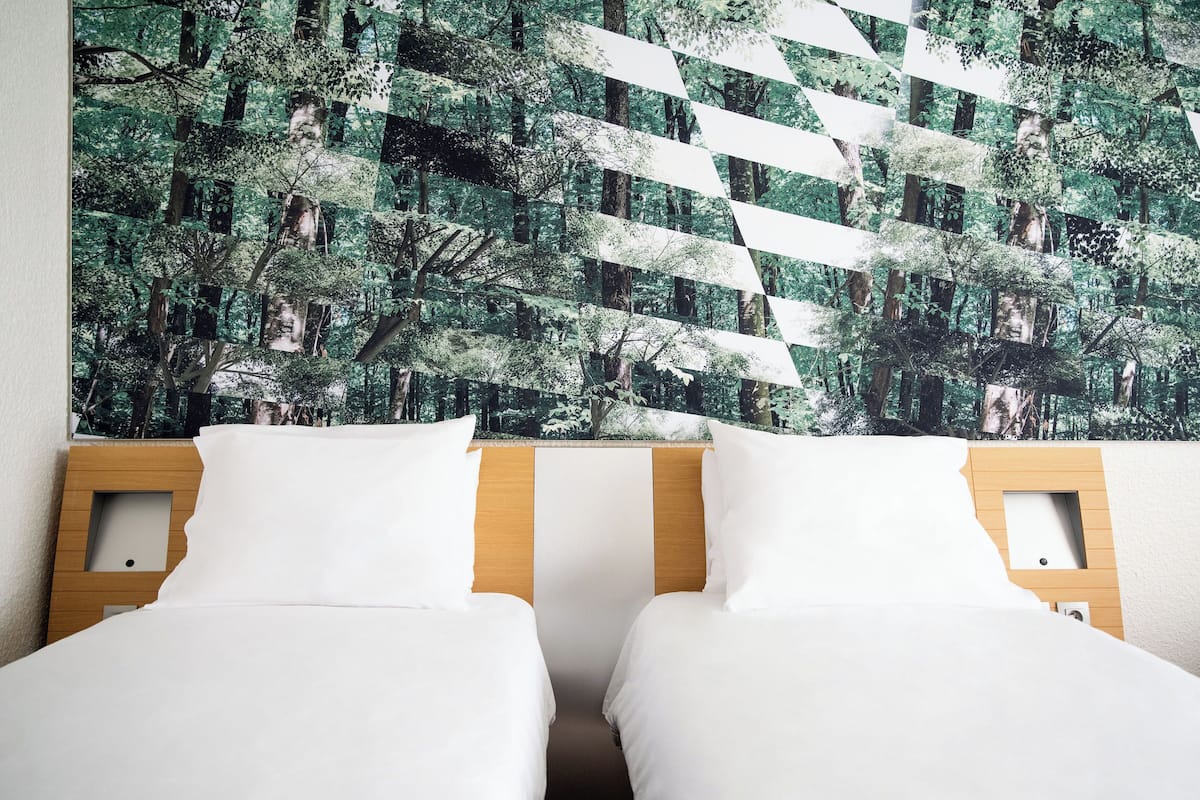 Classic Room, 2 Twin Beds | Premium bedding, in-room safe, desk, laptop workspace