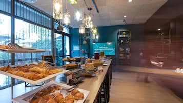 Se sirven desayunos, comidas y cenas con vista a la alberca
