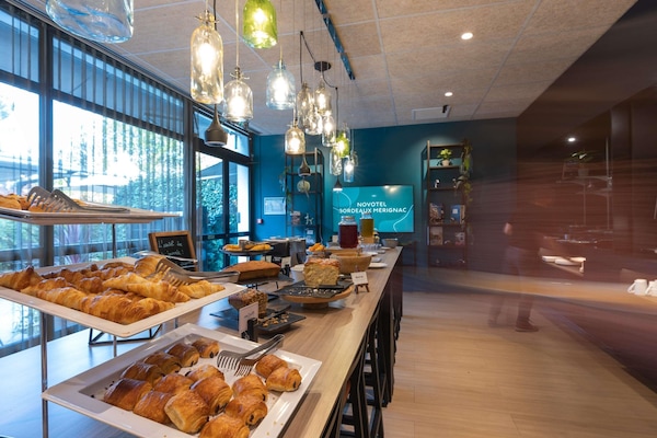 Se sirven desayunos, almuerzos y cenas; junto a la piscina