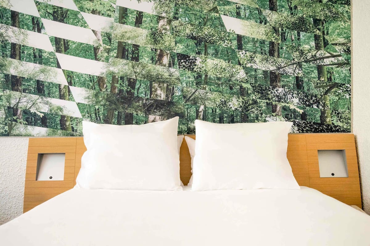 Premium bedding, in-room safe, desk, laptop workspace
