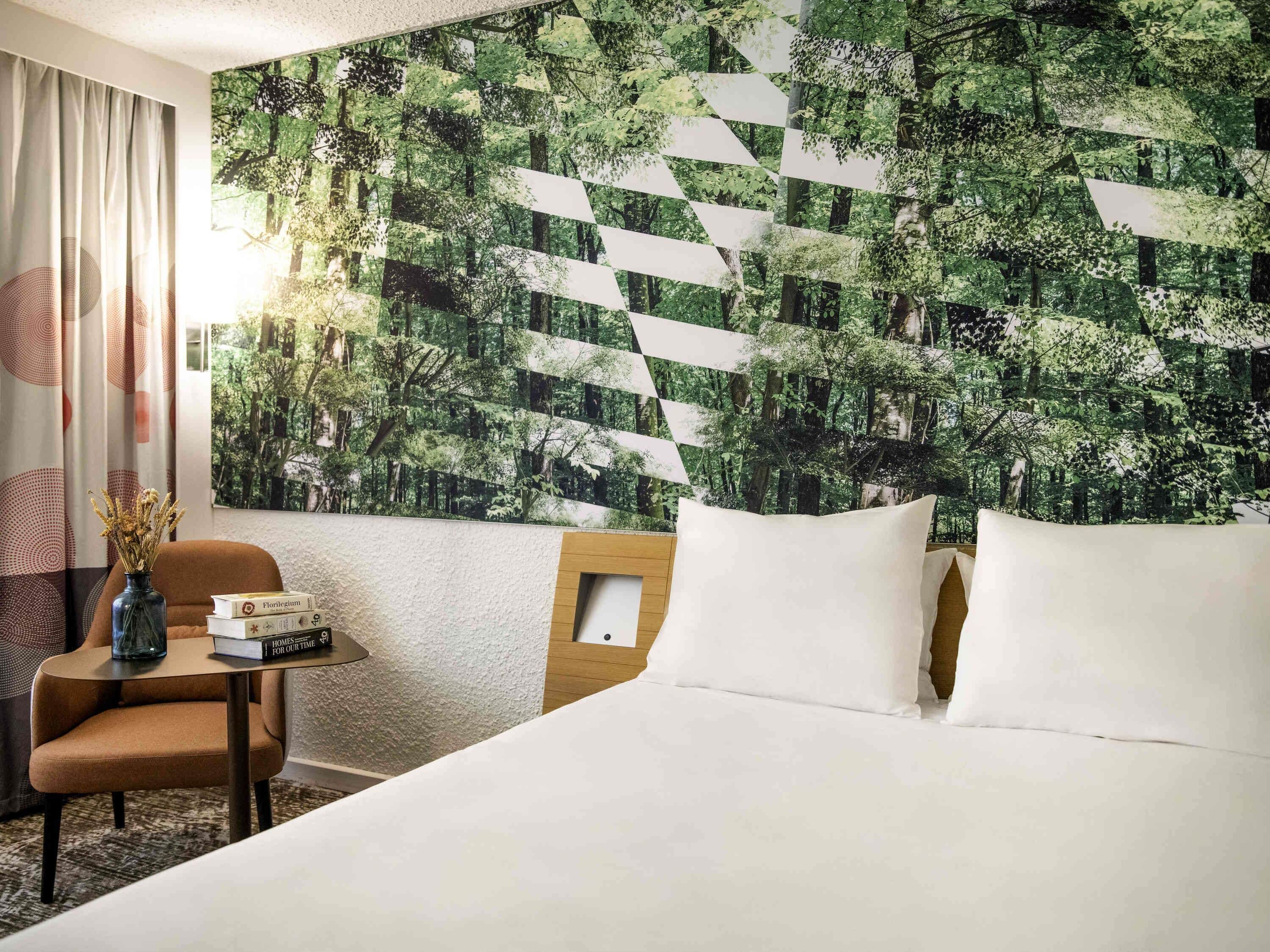 Classic Room, 1 Double Bed | Premium bedding, in-room safe, desk, laptop workspace