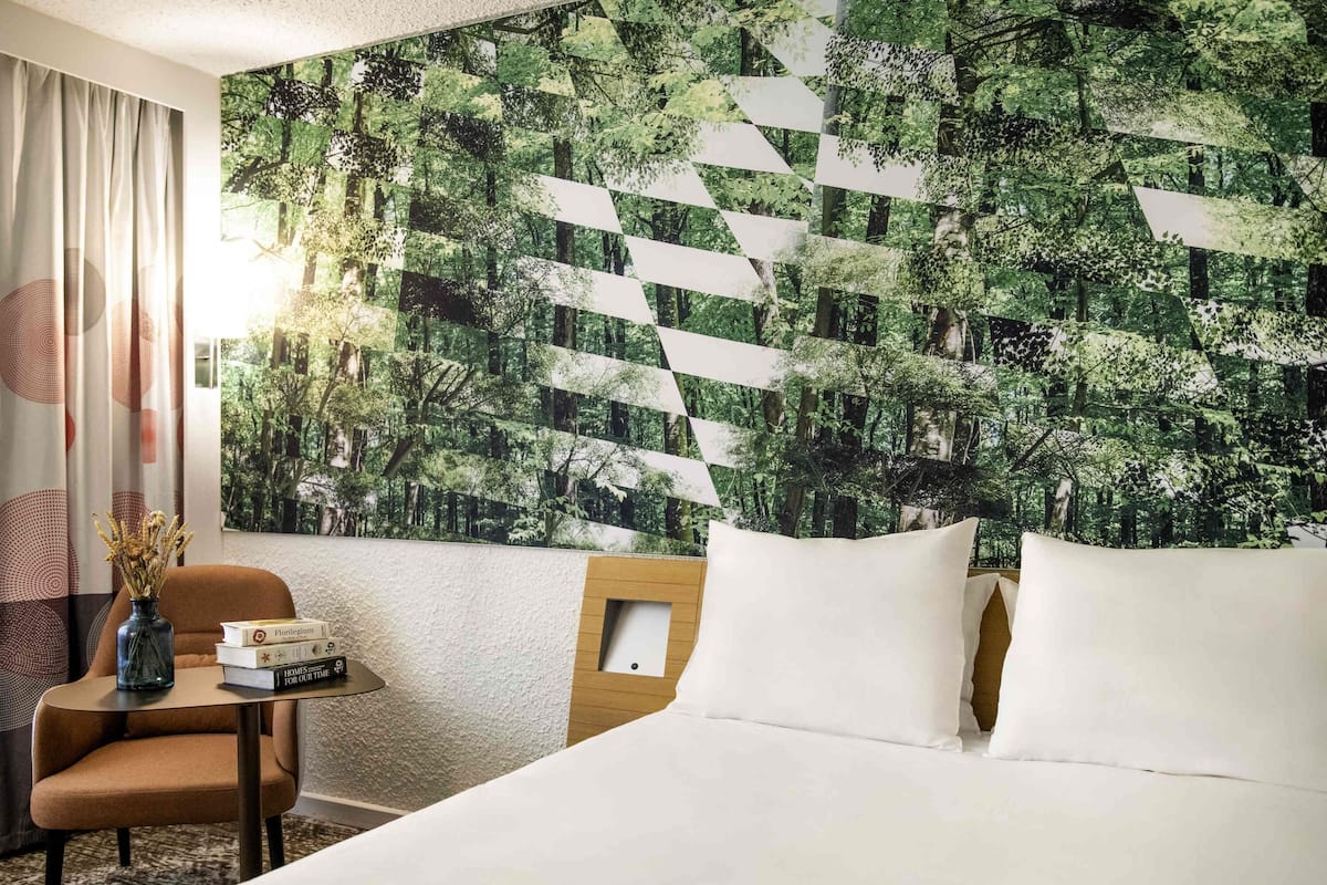 Classic Room, 1 Double Bed | Premium bedding, in-room safe, desk, laptop workspace