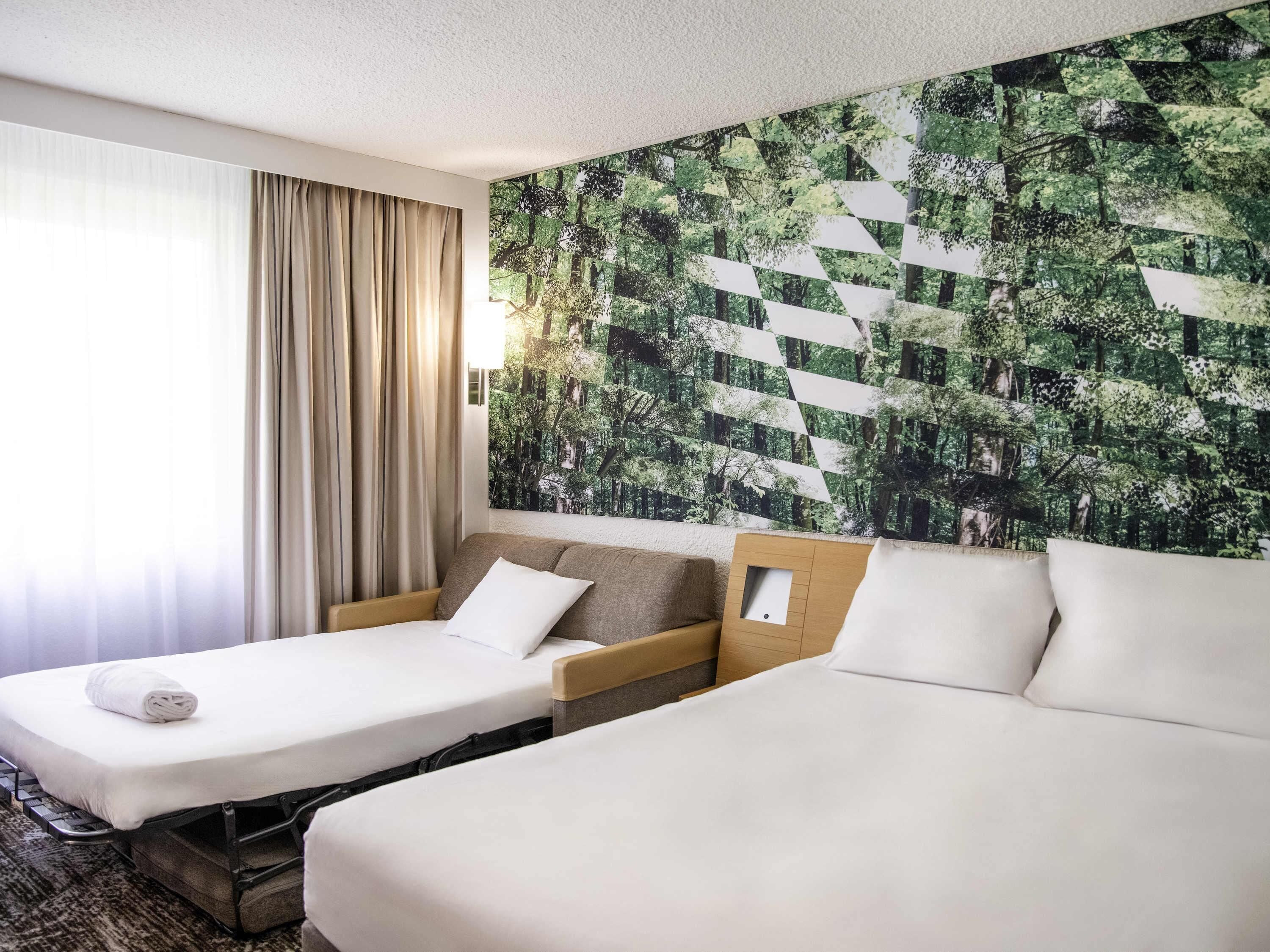 Habitación clásica, 1 cama doble con sofá cama, vistas al jardín | Ropa de cama de alta calidad, caja fuerte, escritorio