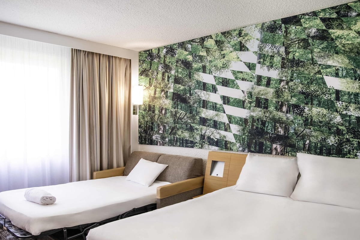 Klassieke kamer, 1 tweepersoonsbed met slaapbank, uitzicht op tuin | Luxe beddengoed, een kluis op de kamer, een bureau, een laptopwerkplek