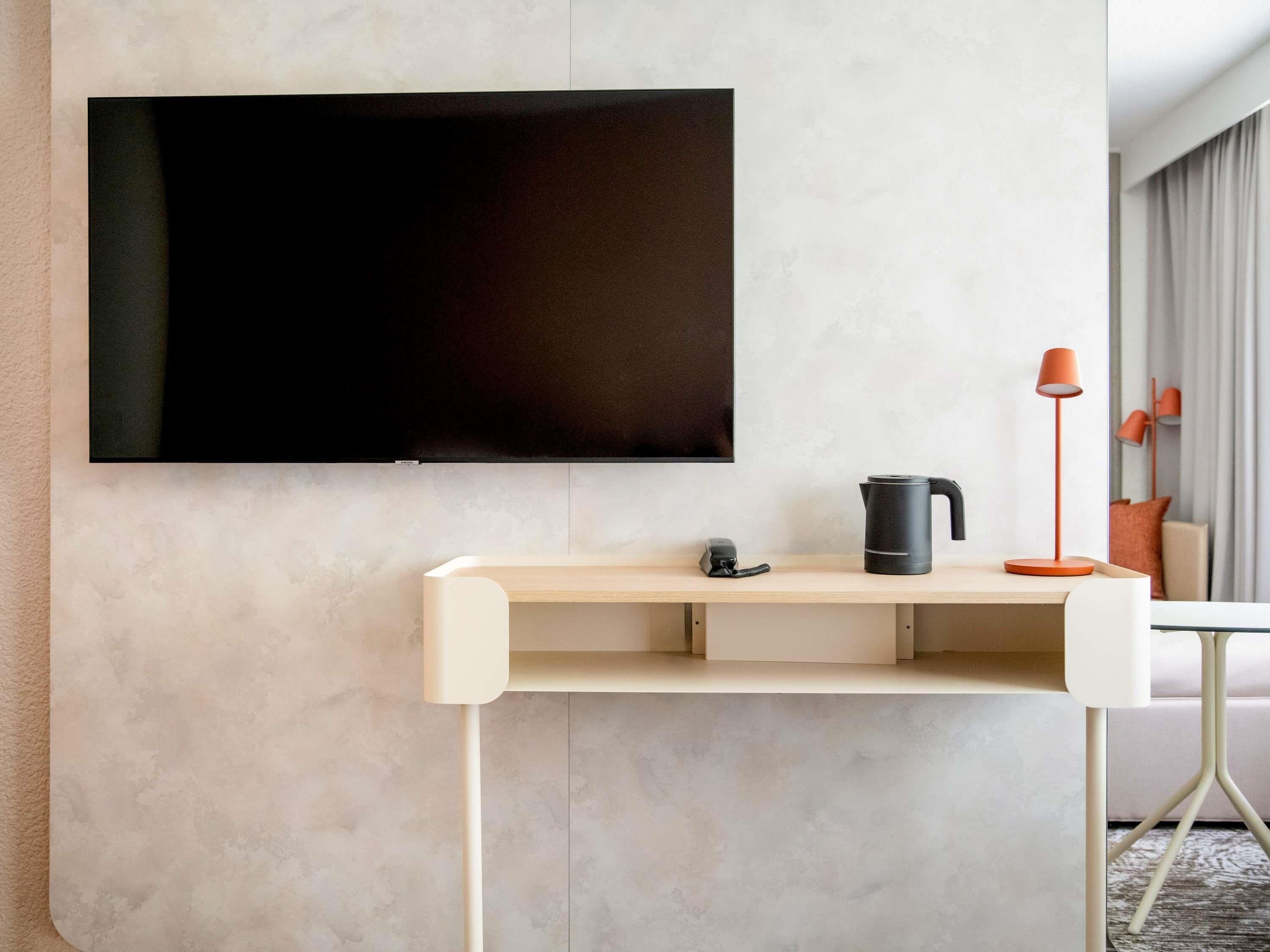 Ropa de cama de alta calidad, caja fuerte, escritorio