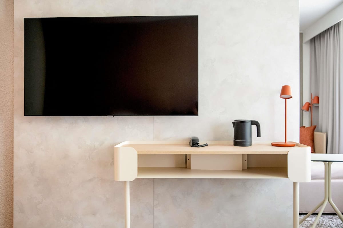 Luxe beddengoed, een kluis op de kamer, een bureau, een laptopwerkplek