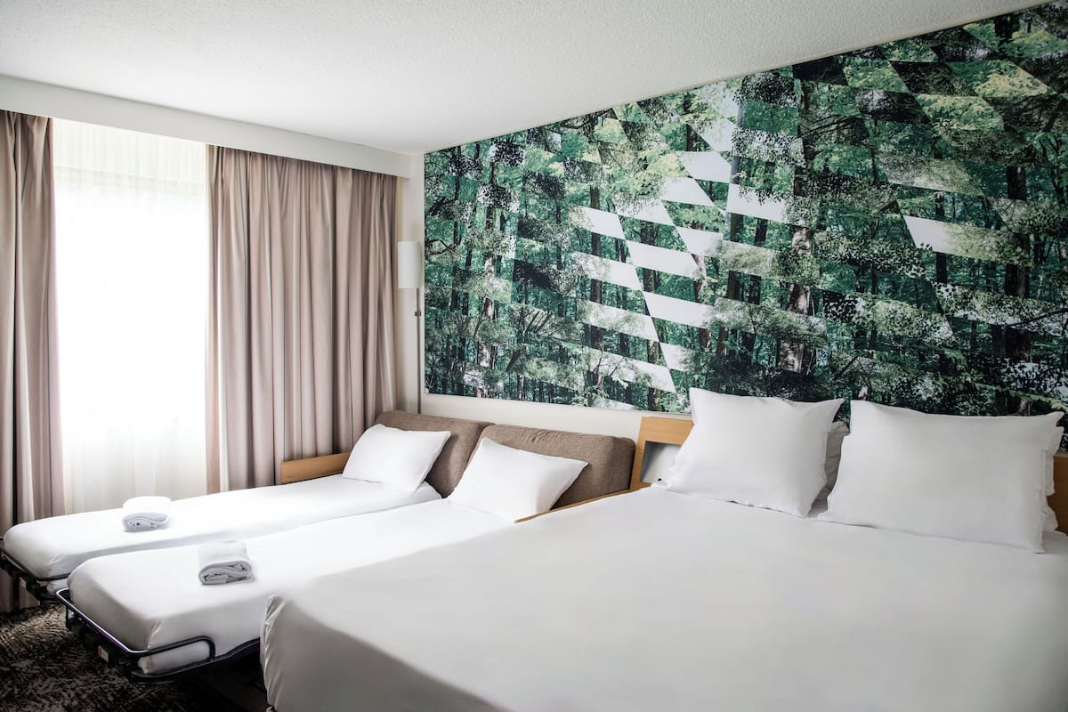Premium bedding, in-room safe, desk, laptop workspace