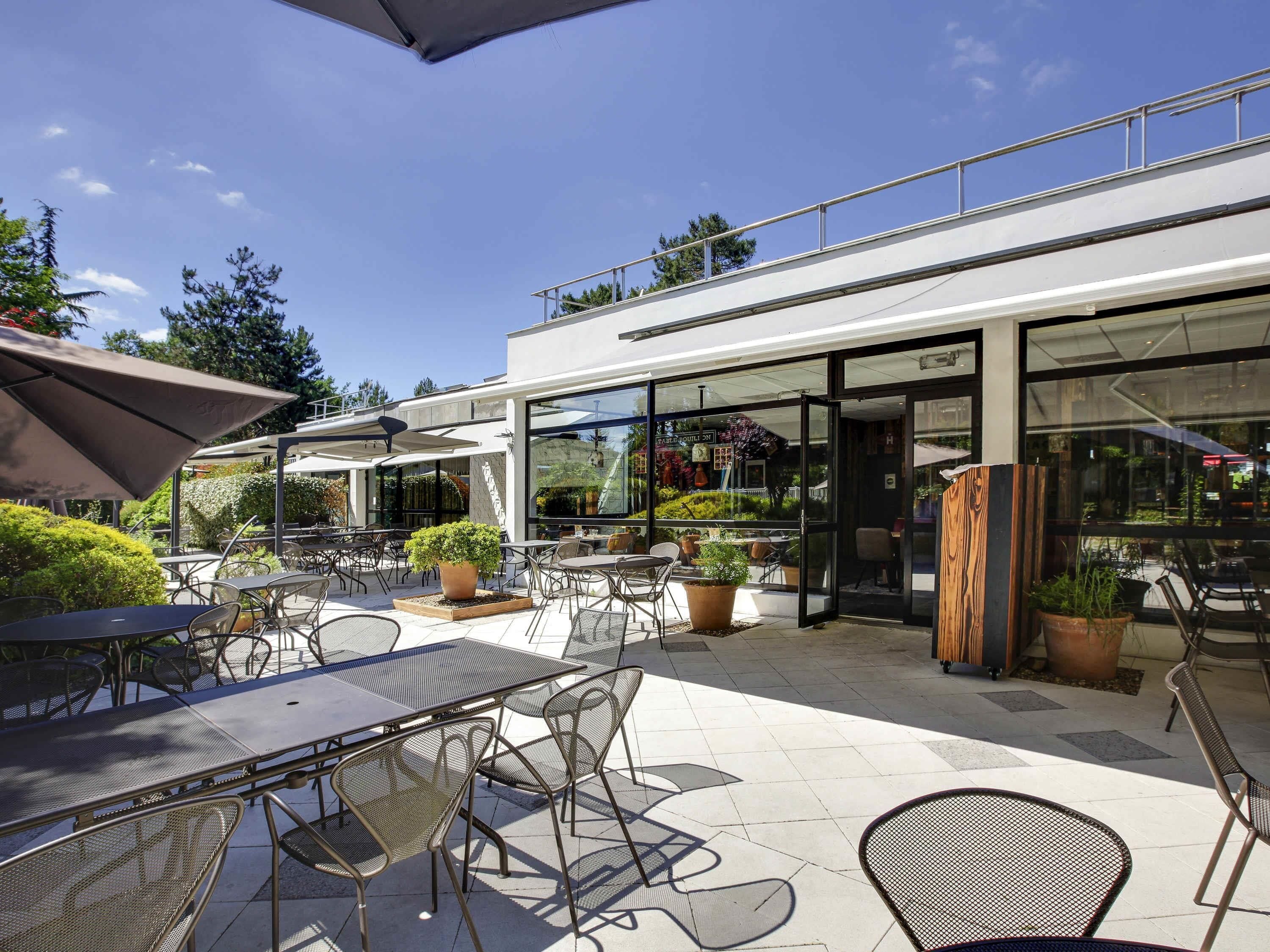 Frühstück, Mittagessen, Abendessen, Blick auf den Pool 