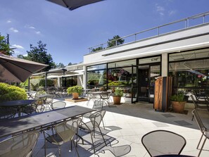 Breakfast, lunch, dinner served; pool views - Novotel Bordeaux Mérignac (Merignac)