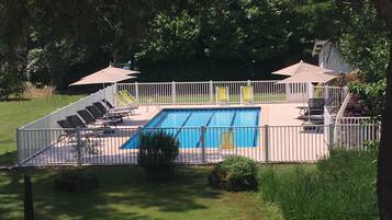 Piscina externa sazonal, espreguiçadeiras