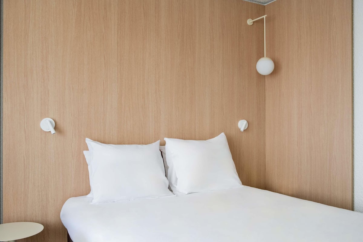 Superior Room, 1 Double Bed | Premium bedding, in-room safe, desk, laptop workspace