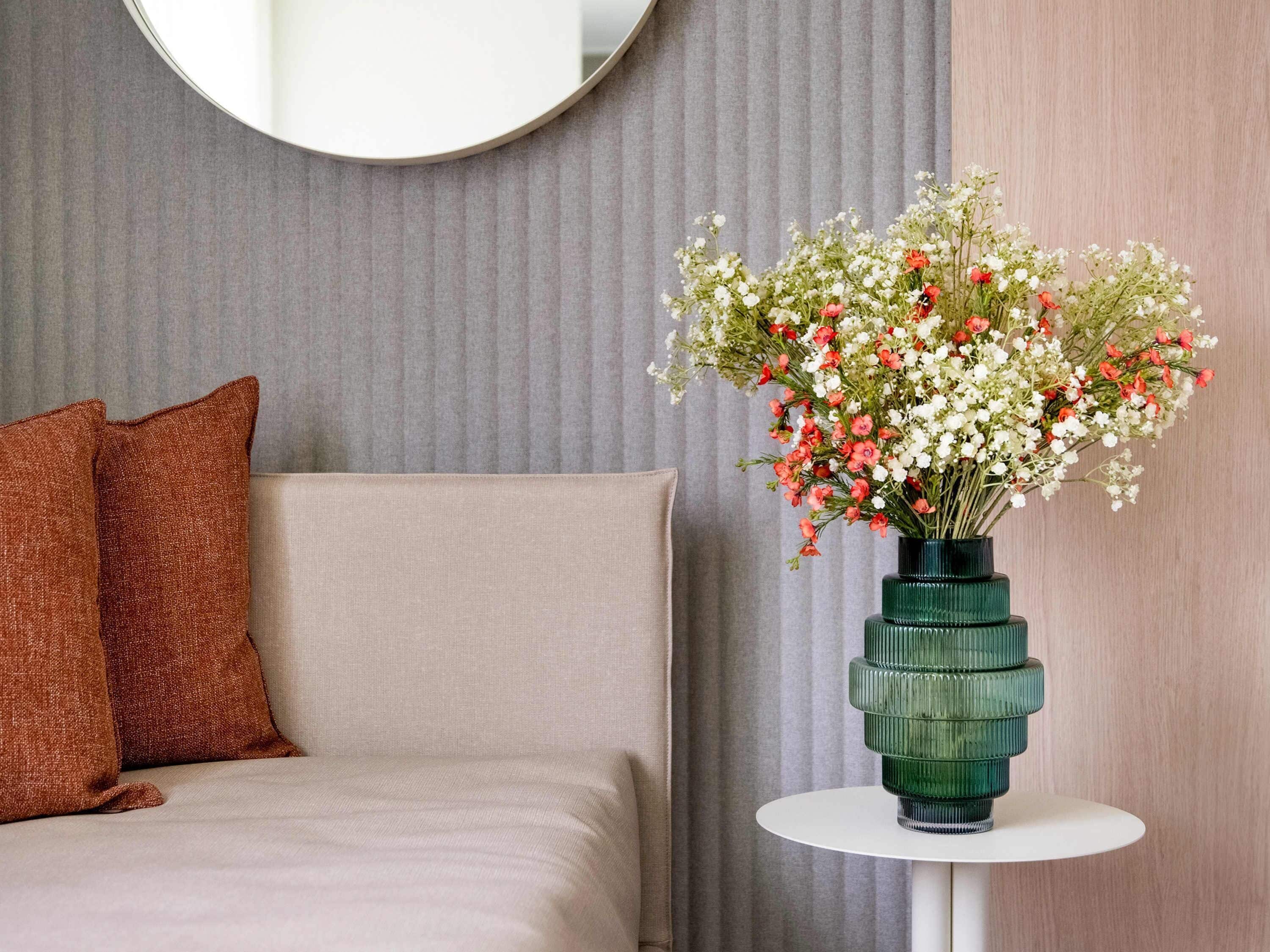 高档床上用品、客房内保险箱、办公桌、笔记本电脑工作区