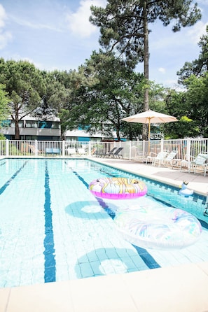 Seasonal outdoor pool, sun loungers