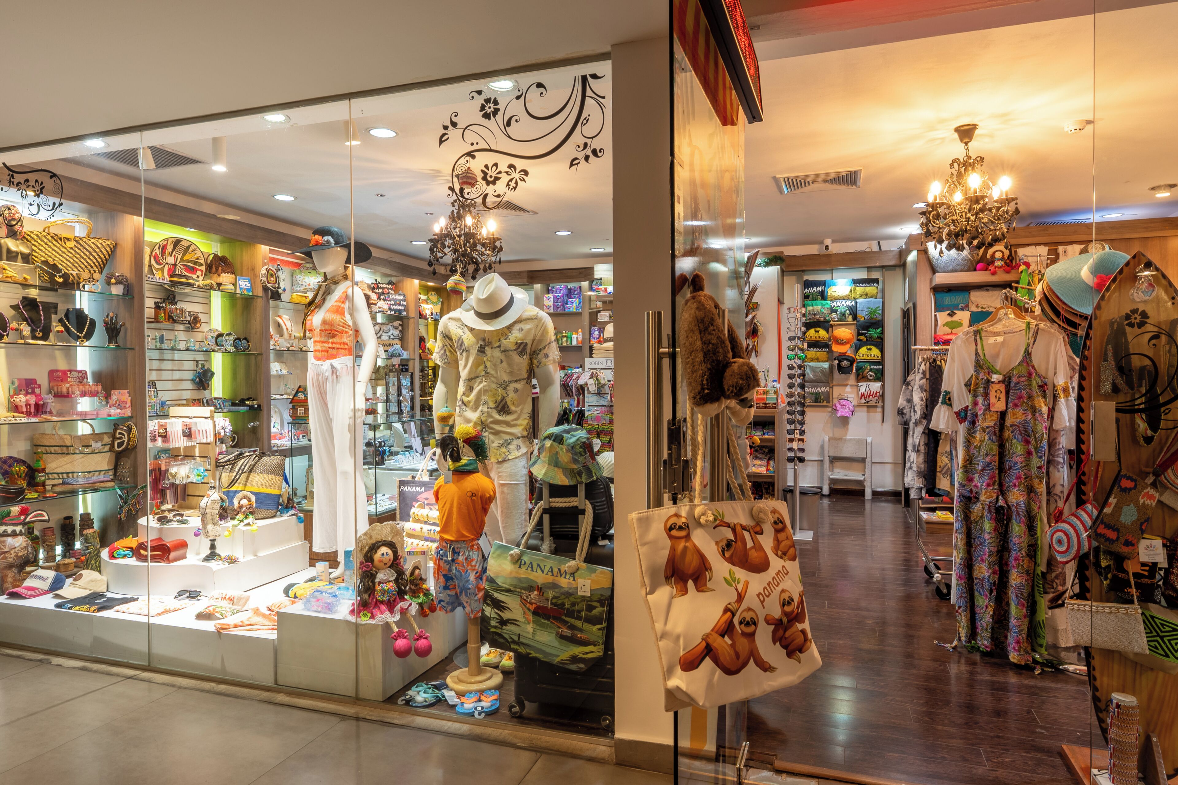 Una boutique exhibe una variedad de ropa y accesorios, incluyendo sombreros, bolsos y joyería.