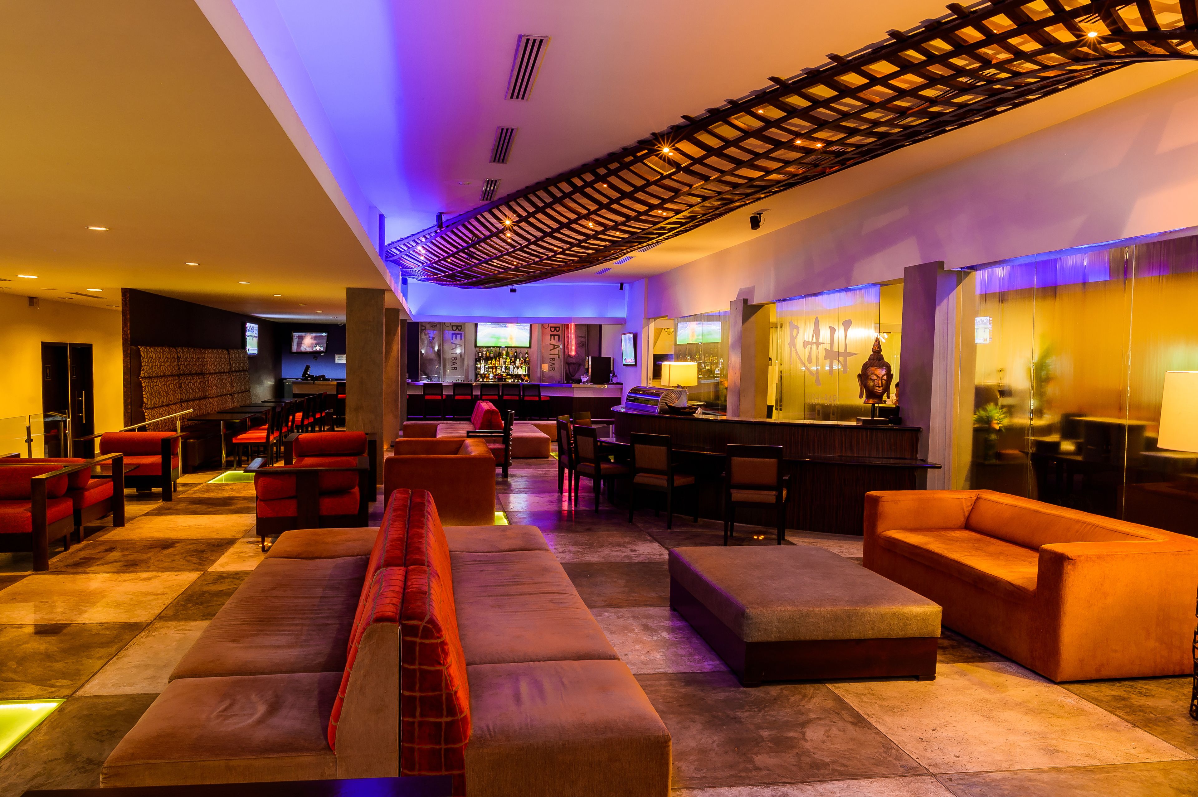 poolside views, serves lunch and dinner