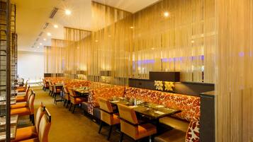 Aamiainen, paikallinen ja kansainvälinen keittiö, näkymät uima-altaalle