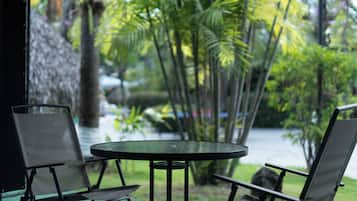 Chambre, plusieurs lits, accès piscine, vue piscine | Terrasse/Patio