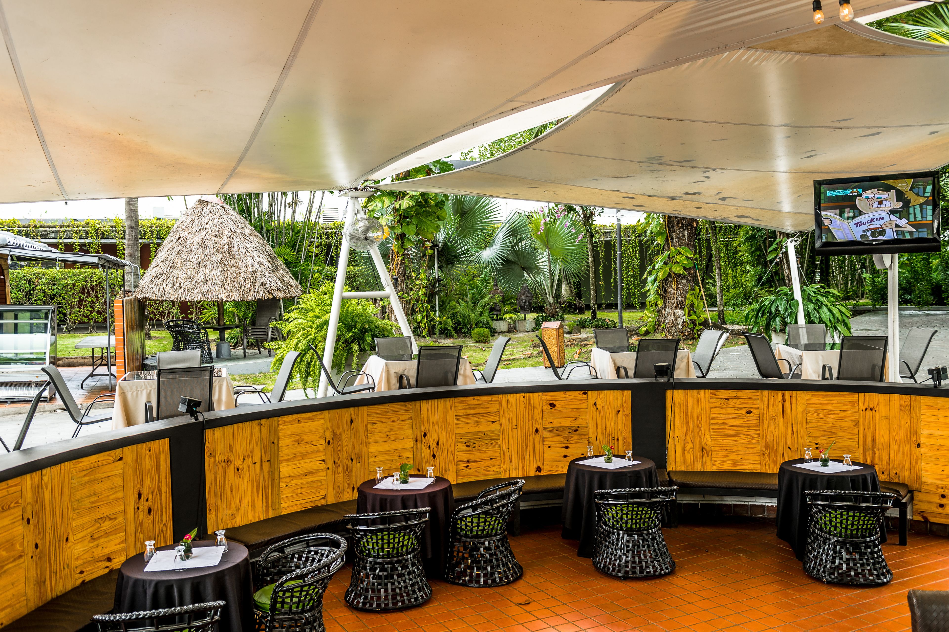 Uitzicht op het zwembad, serveert lunch en diner