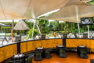 Con vista a la piscina, se sirven almuerzos y cenas