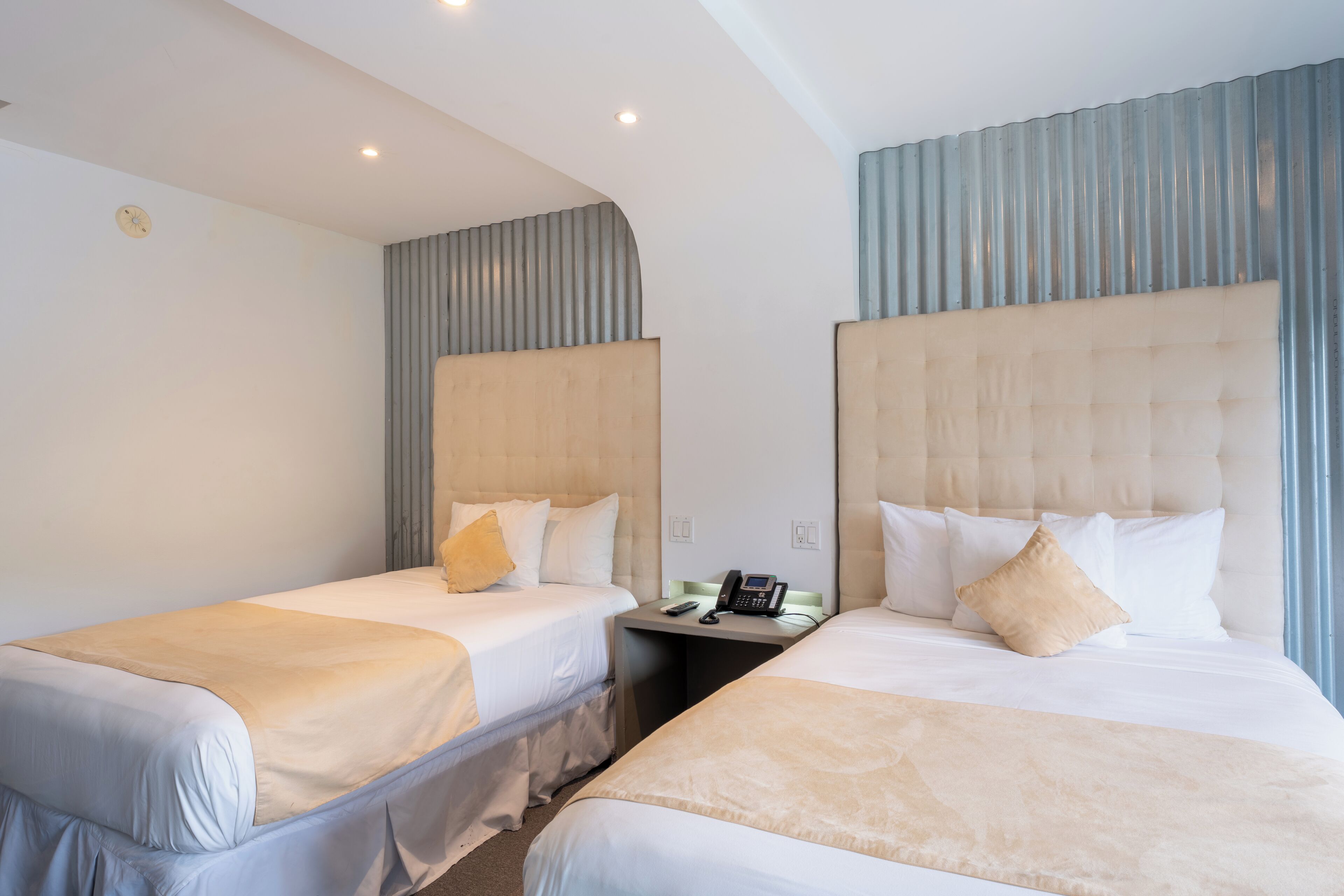 Chambre Supérieure, plusieurs lits, balcon, vue piscine | Literie de qualité supérieure, couette en duvet d'oie