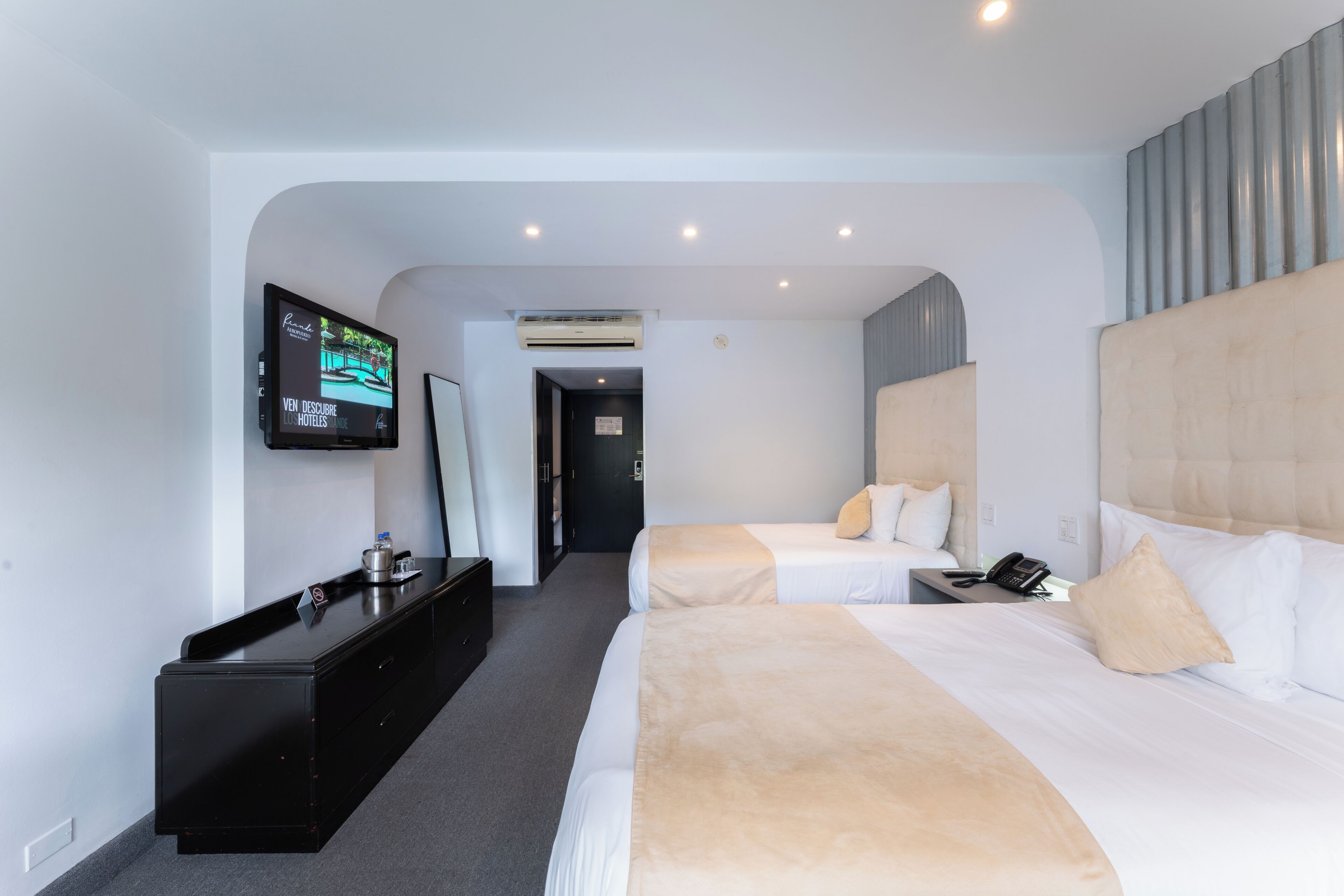 Habitación superior, varias camas, balcón, vista a la alberca | Ropa de cama de alta calidad y edredón 