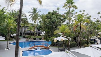 Camera Superior, letti multipli, balcone, vista piscina | Biancheria da letto di alta qualità, copriletto in piuma