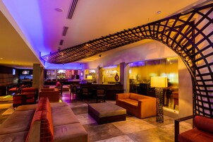 Con vista a la piscina, se sirven almuerzos y cenas