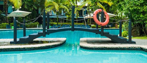 Outdoor pool, free pool cabanas, pool umbrellas