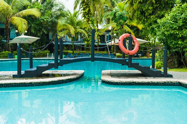 Una piscina al aire libre, cabañas de piscina gratuitas, sombrillas