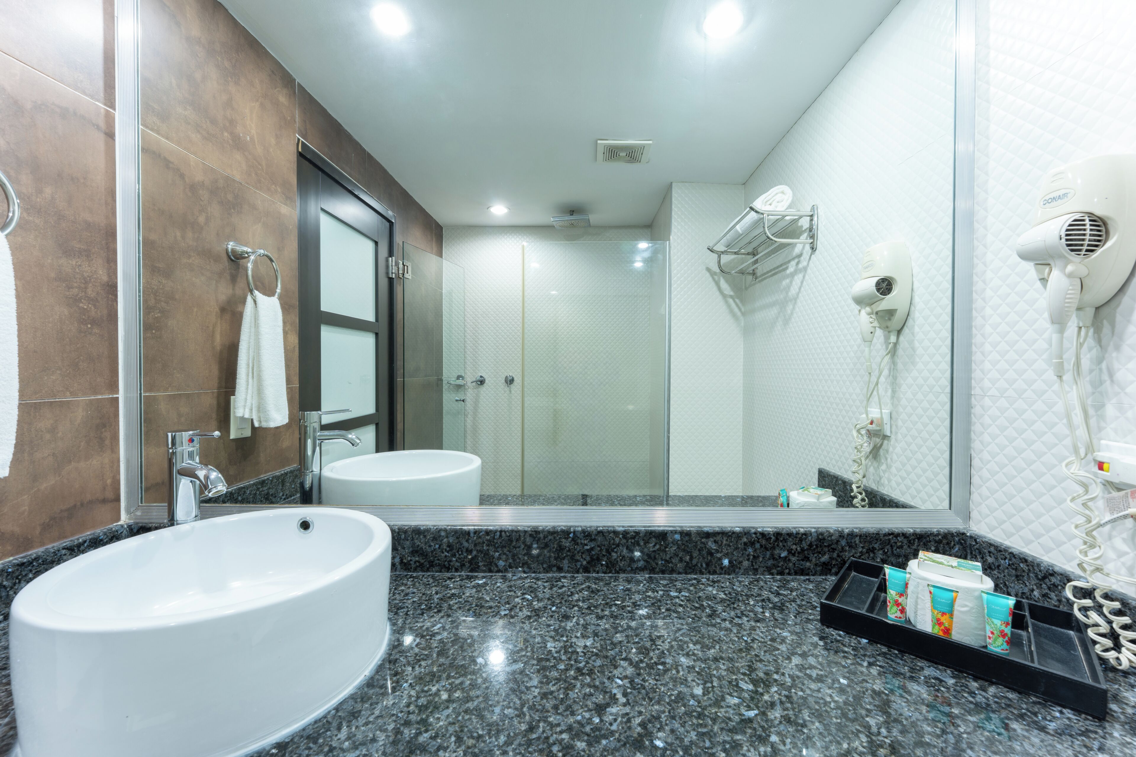 Standard Room, Garden View | Bathroom | Shower, rainfall showerhead, eco-friendly toiletries, hair dryer