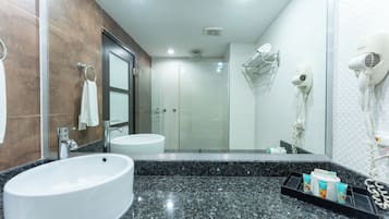Phòng Tiêu chuẩn, quang cảnh vườn | Phòng tắm | Buồng tắm vòi sen, vòi sen phun mưa