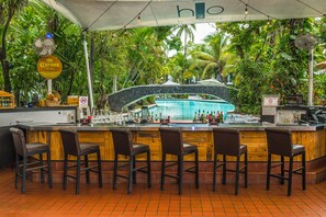 Bar junto a la piscina