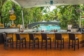 Bar au bord de la piscine