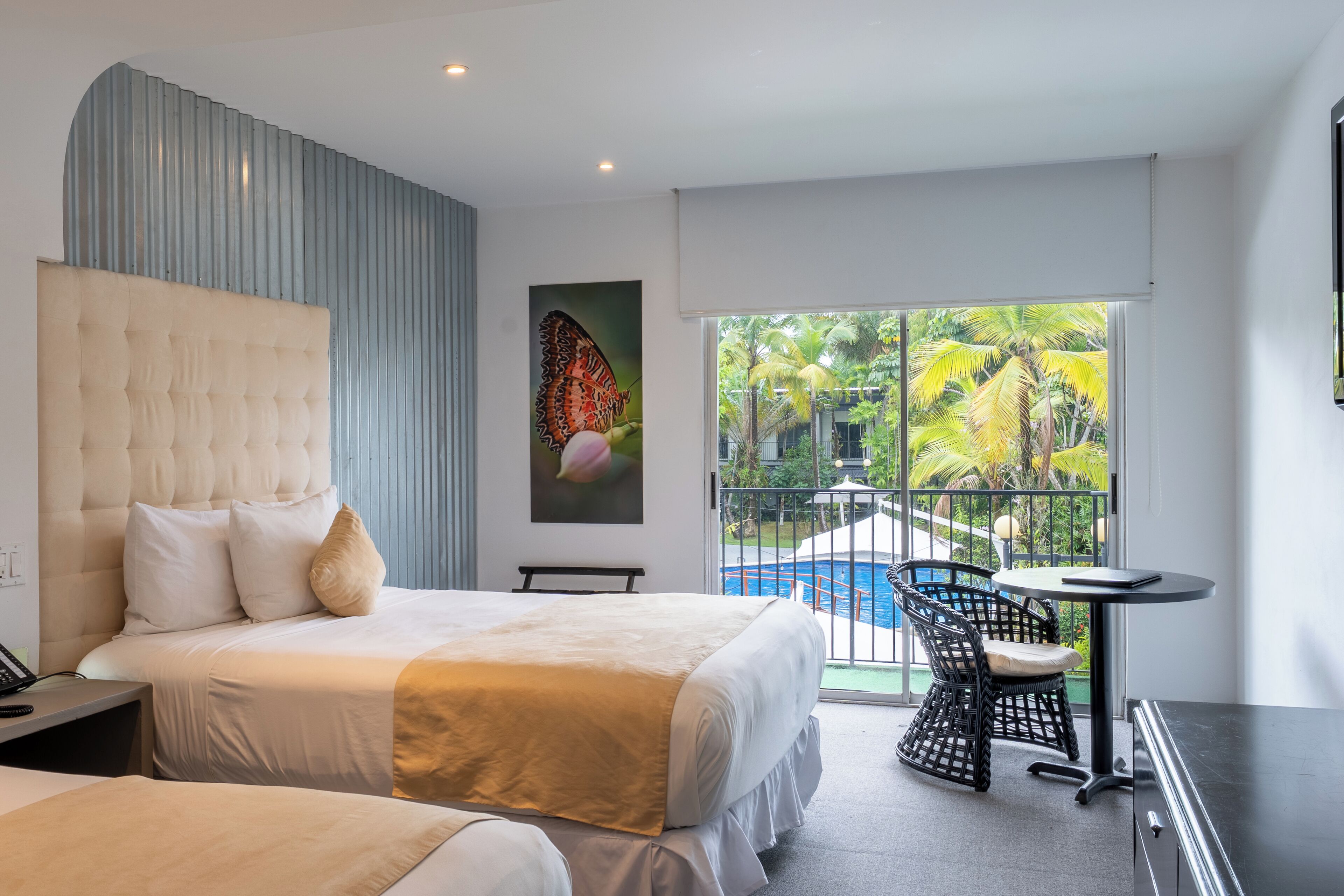 Superior-Zimmer, Mehrere Betten, Balkon, Poolblick | Badezimmer | Dusche, Regendusche, umweltfreundliche Kosmetikartikel, Haartrockner